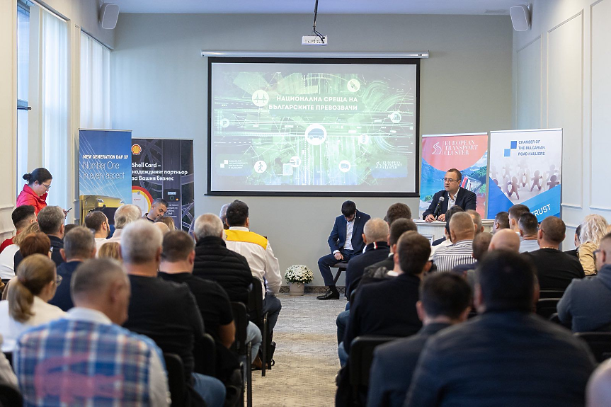 Министърът на регионалното развитие и благоустройството Иван Иванов на национална среща на Камарата на автомобилните превозвачи в България; ©МРРБ