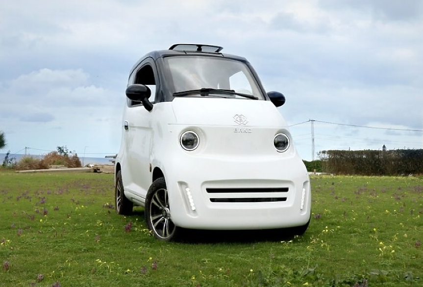 Компактната кола на слънчева енергия за $6 000, която прави революция по пътищата