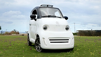 Компактната кола на слънчева енергия за $6 000, която прави революция по пътищата