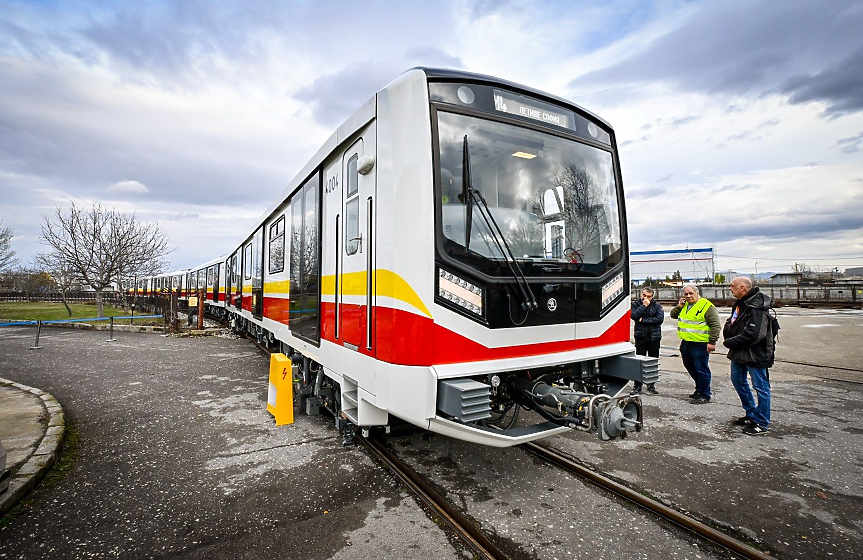 Първият от осемте нови метровлака, които ще заменят най-старите руски състави по линии 1, 2 и 4 на метрото в София; ©Столична община