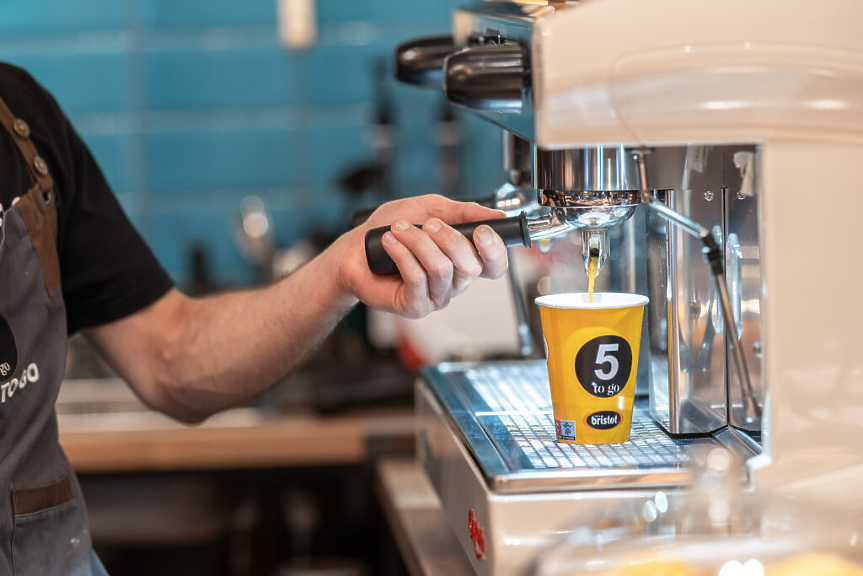 Верига кафенета, планираща отваряне на 150 обекта у нас, ще продава и туристически пакети