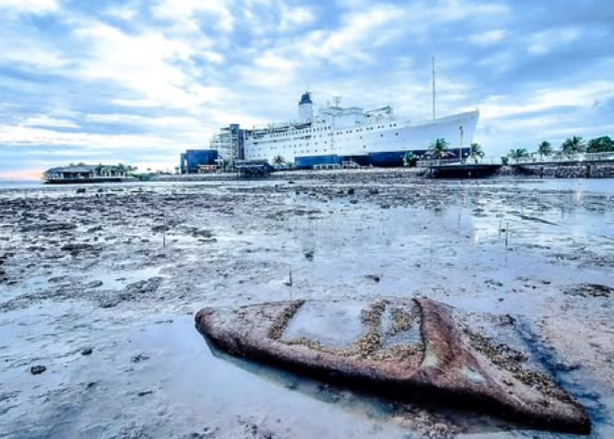 Най-старият пътнически кораб в света сега е хотел на брега на морето