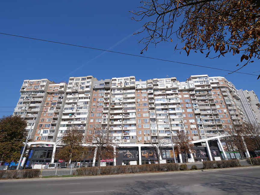 До колко години живеят с родителите си младите българи?