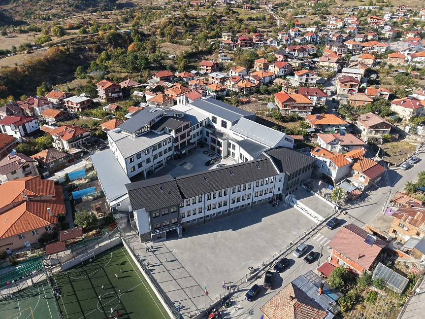 Новият корпус на СУ „Йордан Йовков“ в село Рибново; ©МОН