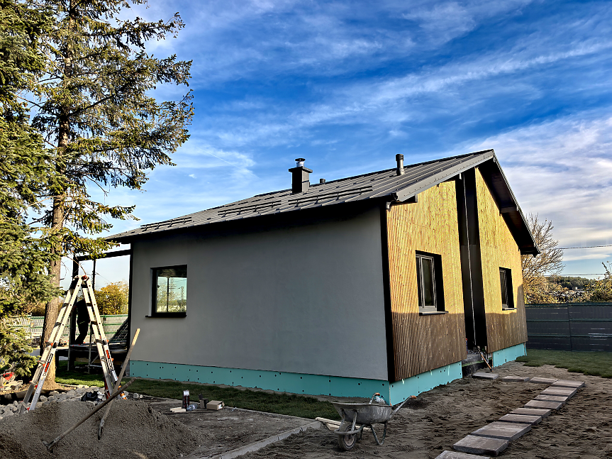 Мострената къща край завода на Modera house в Търговище, създадена за един месец