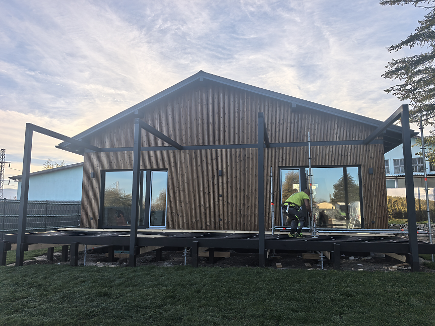 Мострената къща край завода на Modera house в Търговище, създадена за един месец