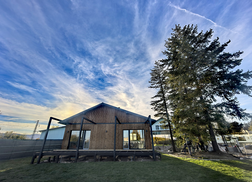 7 млн. лв. инвестиция: Завод за сглобяеми дървени къщи откриха в Търговище 