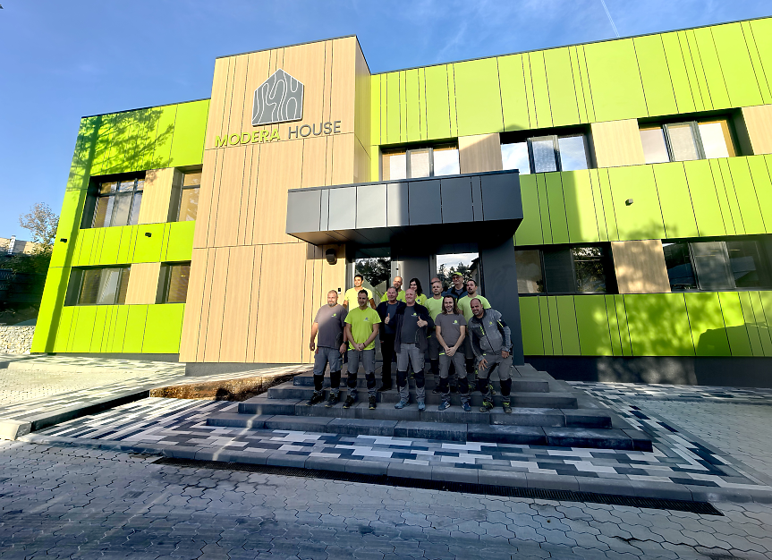 Екипът на Modera house пред административната сграда на завода в Търговище