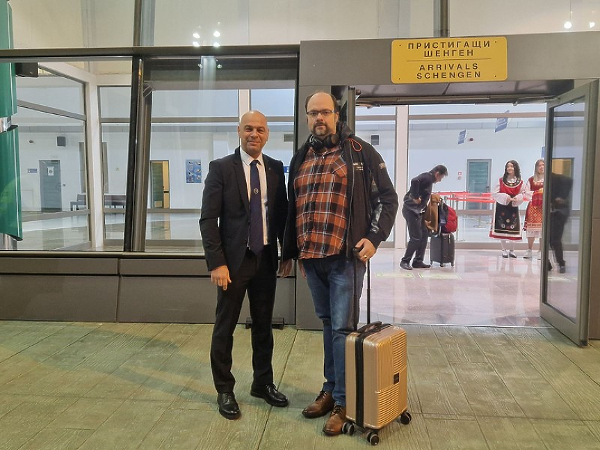 Диригентът Едуард Папазов е първият пътник и кметът на Пловдив Костадин Димитров; ©Община Пловдив