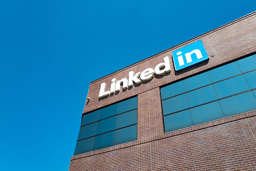 Приложенията за запознанства умират. Време ли е да потърсим връзка в LinkedIn?