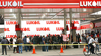 Заради санкциите: Лукойл продава международните си активи