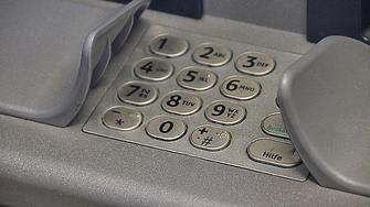 Банкоматите на две от банките у нас ще взимат левове и след 1 януари