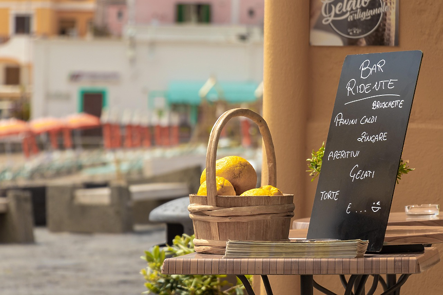 Италианска топ дестинация забранява на заведенията да изнасят маси на открито