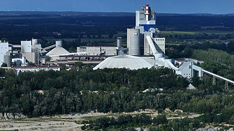 Как богатите подхранват вредните емисии по света, дори когато ги намаляват у дома?