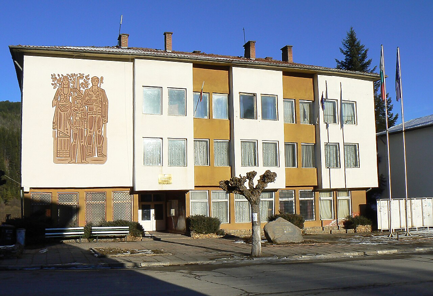 Кои са българските общини с най-много администрация спрямо населението?