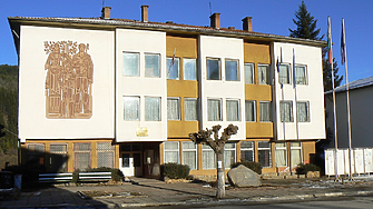 Кои са българските общини с най-много администрация спрямо населението?