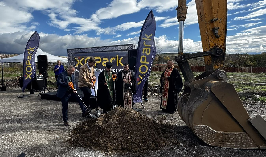Отляво надясно: Атанас Стоянов, кмет на община Сандански; Стоян Колев, изпълнителен директор на „Тринити Кепитъл“; отец Георги Танчев, архиерейски наместник на Санданска духовна околия