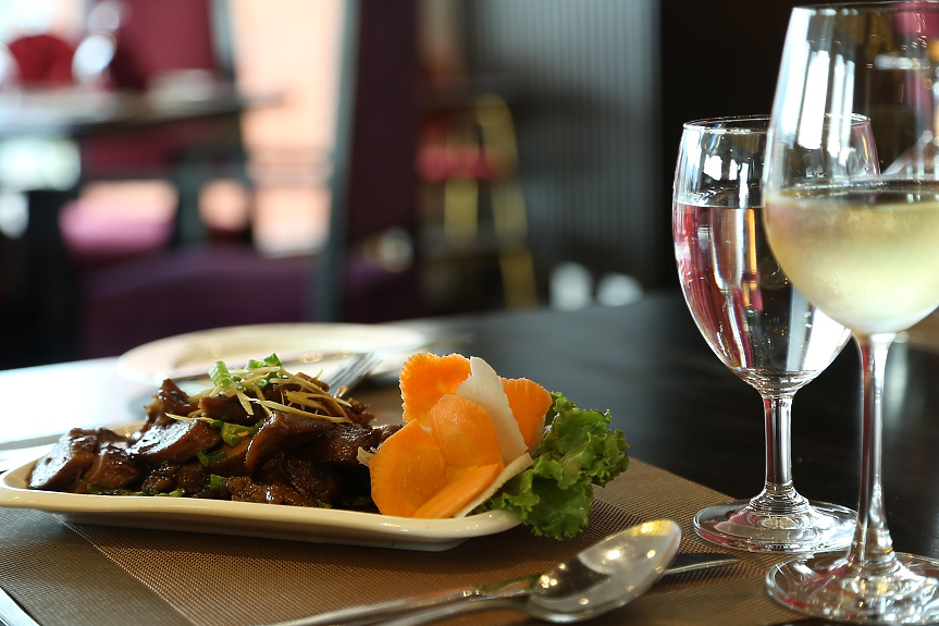 Защо посетители на луксозни хотели плащат, за да набавят сами вечерята си?