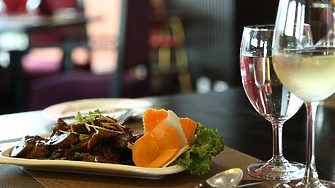 Защо посетители на луксозни хотели плащат, за да набавят сами вечерята си?