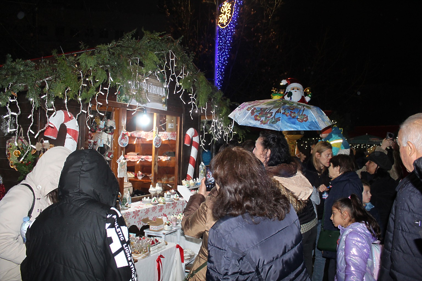 Коледният базар на площада в Димитровград; ©Община Димитровград