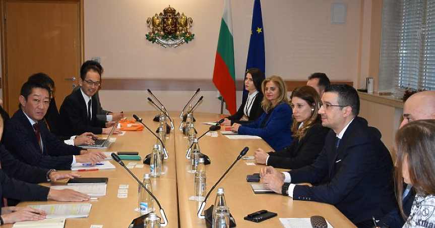 Среща на министъра на икономиката и индустрията Петър Дилов с изпълнителния директор по международни отношения на Meiji Хидеки Морита; ©МИЕ