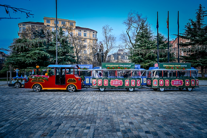 Коледни влакчета се движат из центъра на София; ©Иван Шишиев/Столична община