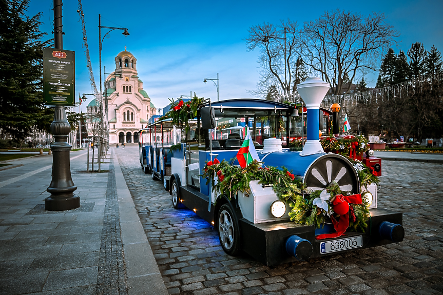 Коледни влакчета се движат в центъра на София