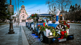 Коледни влакчета се движат в центъра на София