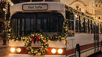 Коледни влакчета, ретро трамвай и автобуси се движат из София (снимки)