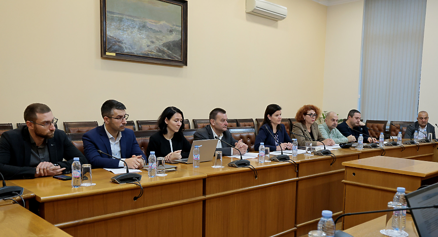 Вицепремиерът и министър на транспорта и съобщенията Гроздан Караджов представя проекта на Закон за обществения транспорт пред Национално сдружение на общините в Република България; ©МРРБ