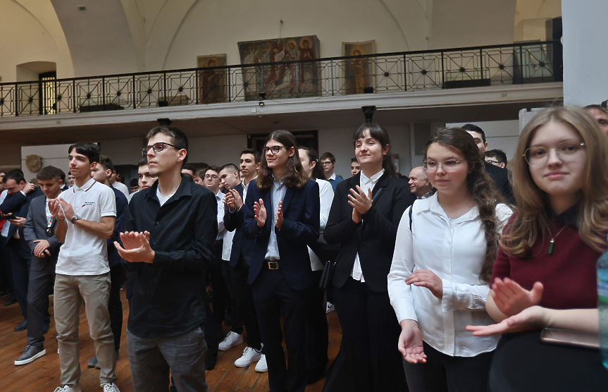 Част от учениците от олимпийските отбори по природни науки на България; ©МОН