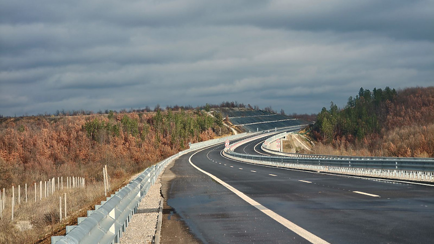 Новият трикилометров участък от автомагистрала „Хемус“; ©АПИ