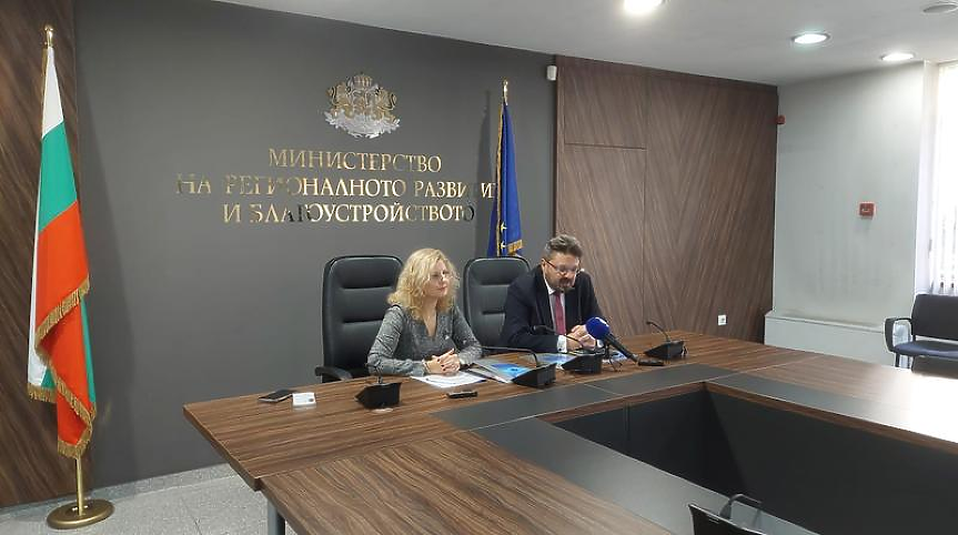 Заместник-министърът на регионалното развитие и благоустройството и ръководител на Управляващия орган на ПРР Юра Витанова и генералният директор на БТА Кирил Вълчев подписват договора; ©МРР