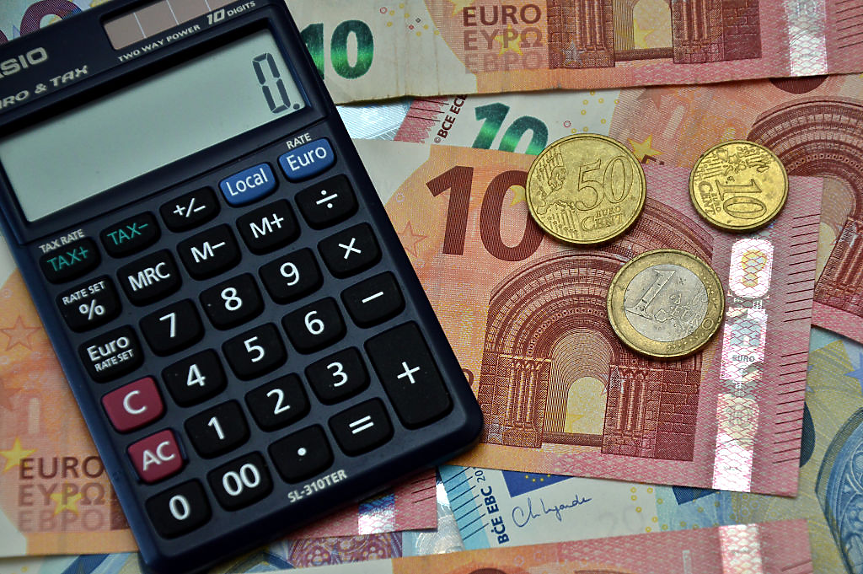 Българинът тегли кредити за над 1 млрд. лева за пореден месец 