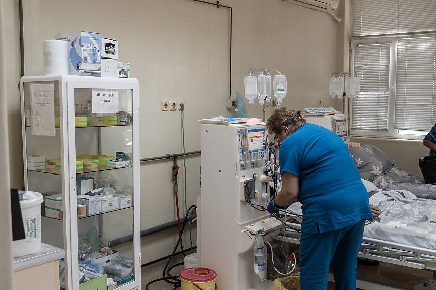 Един работещ ще издържа двама пенсионери до 2040 г., ако не вдигнем здравната вноска?