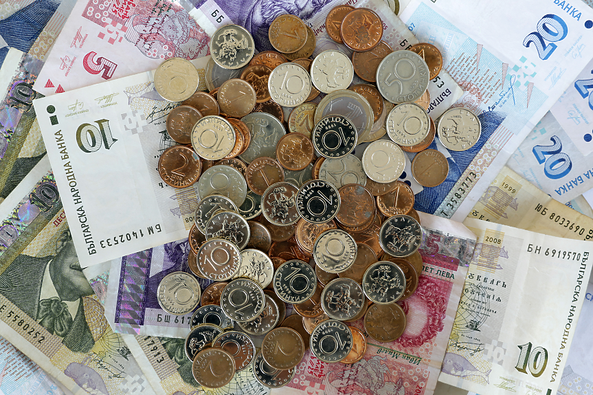 За ден и половина между Коледа и Нова година са изтеглени от обращение 1 млрд. лв. 