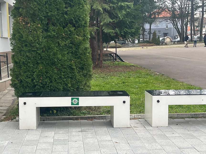 „Умни пейки“ с вграден интернет в Професионалната гимназия по техника и мениджмънт „Христо Ботев“ в Ботевград; ©МОН