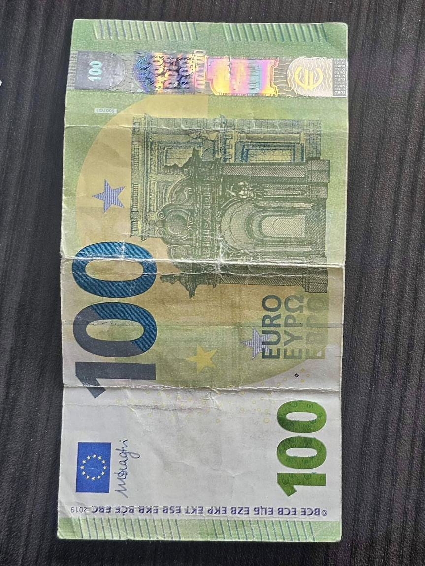 Най-много измами при уличната търговия: Как да разпознаем фалшиво евро?