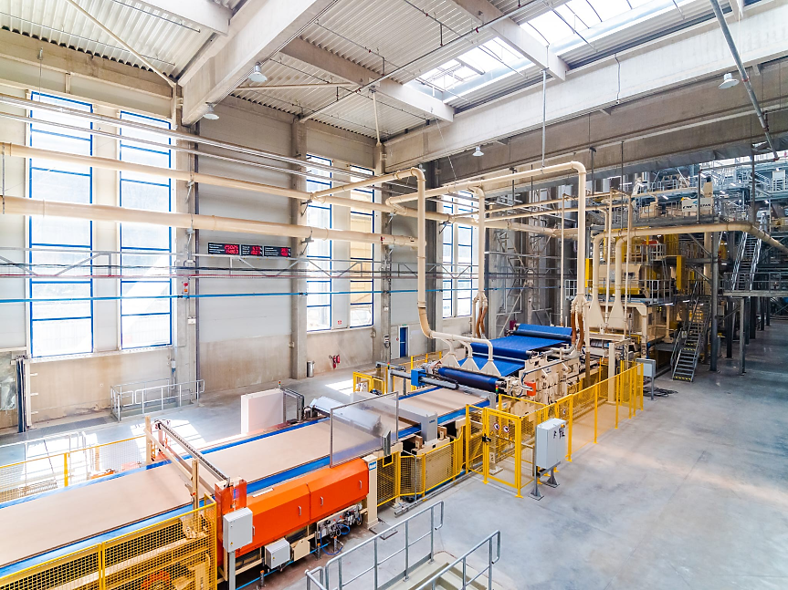 Служители на РИОСВ - Велико Търново пломбираха линията за ПДЧ в завода Кроношпан