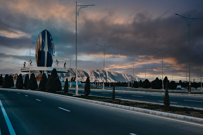 Стотици пътници блокирани в „най-странния град в света“ след повреда на самолетен двигател