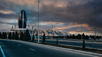 Стотици пътници блокирани в „най-странния град в света“ след повреда на самолетен двигател