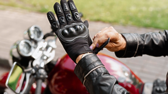 Как да изберете правилните ръкавици за мотор и да карате спокойно през всеки сезон