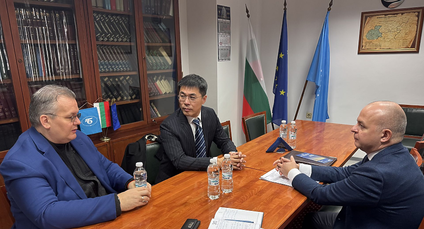 
Заместник-председателят на БТПП д-р Васил Тодоров разговаря с Ли Юан, изпълнителен директор на китайската компания Martinger Industrial Technology; ©БТПП