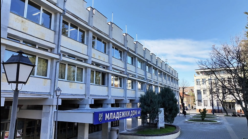 В Пазарджик възстановиха автентичния архитектурен облик на Младежкия дом (видео)