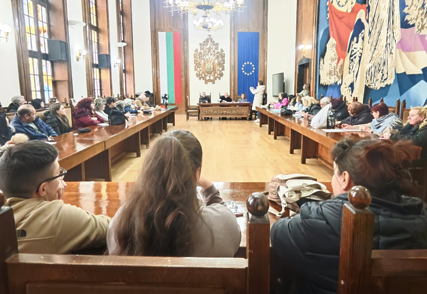 Теглене на жребия за разпределение на местата за продажба на мартеници; ©Община Плевен