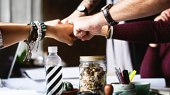 Защо приятелите от работата са полезни за кариерата и благополучието ви 