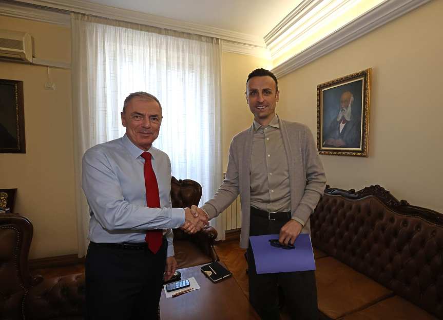 Бербатов предлага: Училищата да отварят салоните си за децата от спортните клубове