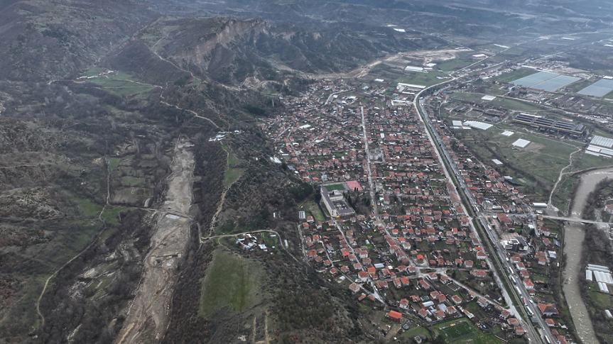 Три моста и два тунела строят на обходния път на Кресна
