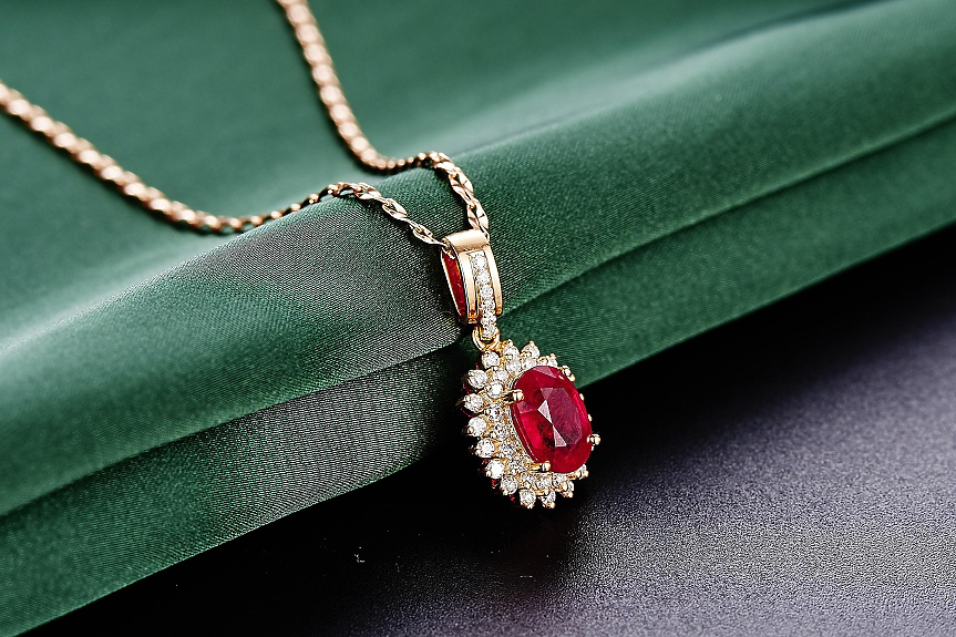 Диамантите губят блясък: Бум на цените на цветни скъпоценни камъни