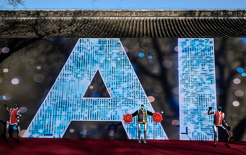 Китайските хуманоидни роботи - от зрелищни провали до кунгфу за една година